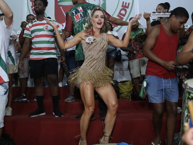 Monique Alfradique mostra coxas musculosas em ensaio na Grande Rio (Foto: Roberto Filho/Brazil News)