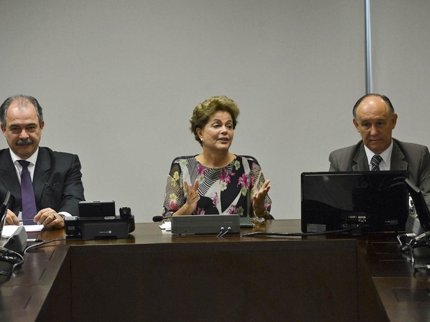 Entre os ministros Aloizio Mercadante (Casa Civil) e Pepe Vargas (Relações Institucionais), a presidente Dilma Rousseff recebe os líderes dos partidos da base do governo no Senado, no Palácio do Planalto, em Brasília (Foto: José Cruz/Agência Brasil)