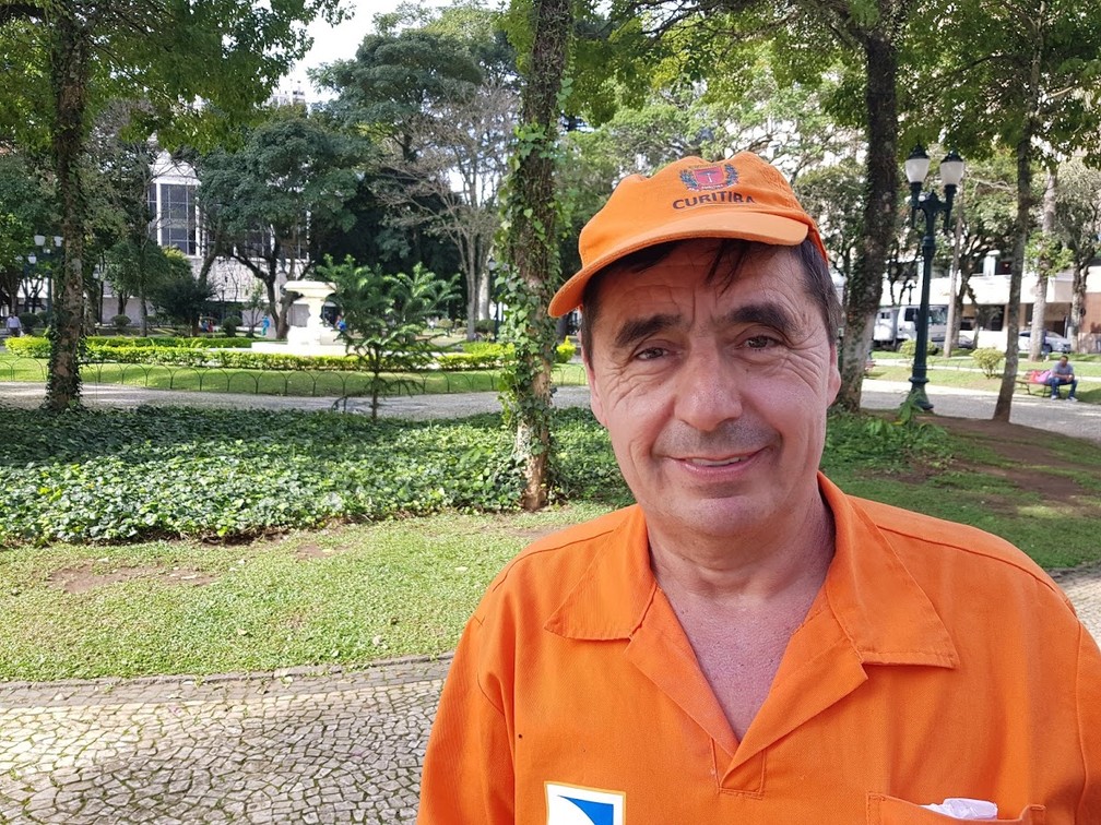 Antônio Ferreira trabalha na limpeza pública da cidade há 25 anos, e encontra o redator com frequência no Centro — Foto: Natalia Filippin/G1