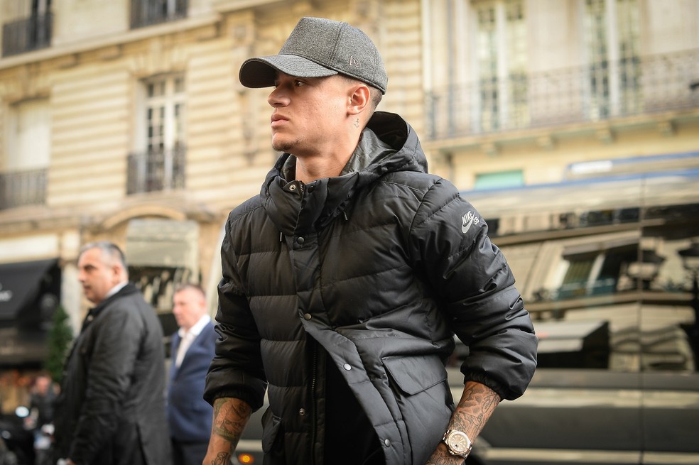 Coutinho chega à concentração brasileira (Foto: Pedro Martins/Mowa Press)