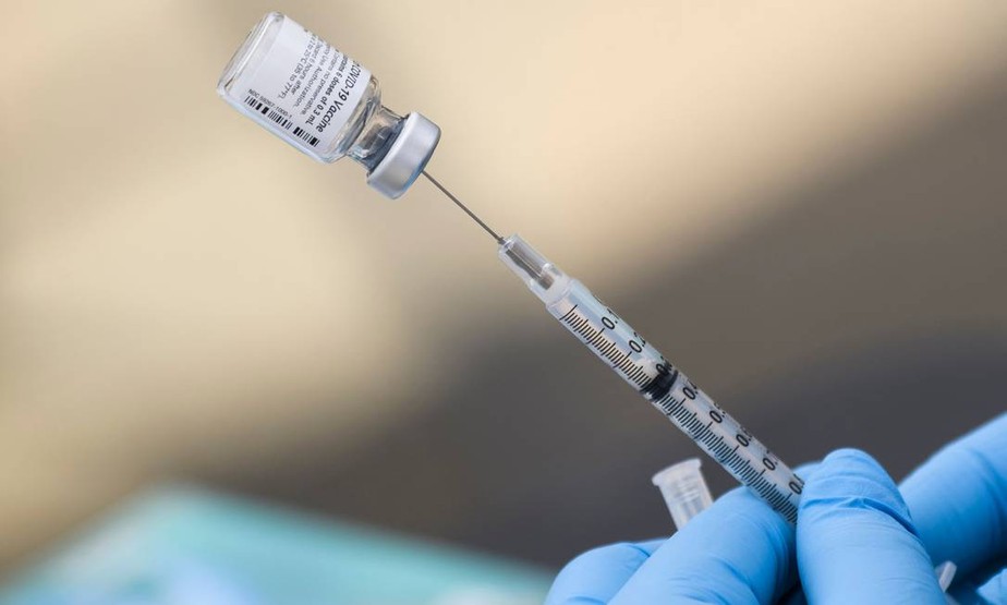 Profissional de saúde prepara dose de vacina contra Covid nos EUA