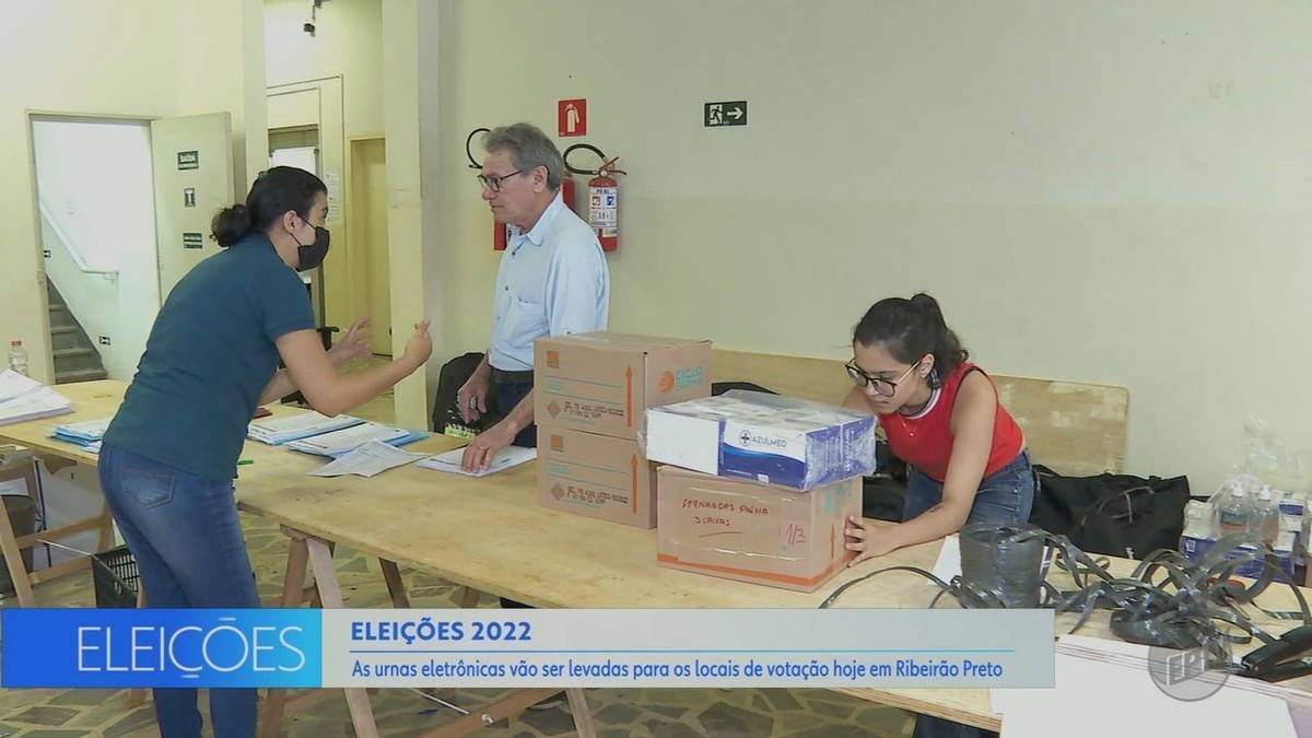 Urnas eleitorais são levadas do cartório aos 131 locais de votação em Ribeirão Preto, SP
