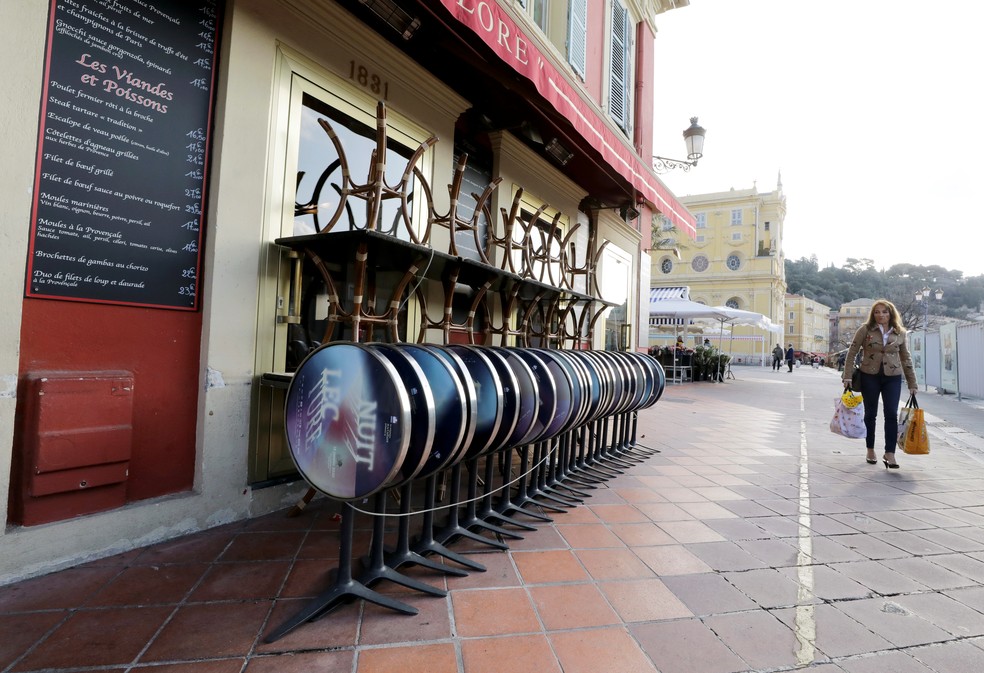 Restaurante fechado em Nice, na França, neste domingo (15) — Foto: Eric Gaillard/Reuters