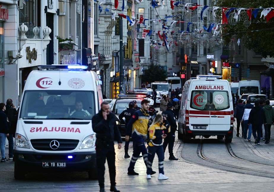 Ambulâncias após explosão em rua movimentada de Istambul, na Turquia, deixa feridos