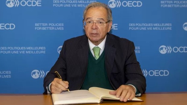 Paulo Guedes durante reunião com membros da OCDE (Foto: VICTOR TONELLI/OCDE via BBC)