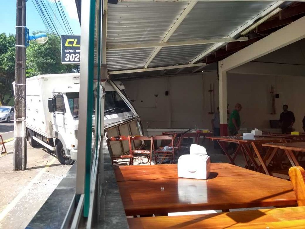 CaminhÃ£o invadiu restaurante em MaringÃ¡ nesta quarta-feira (25) (Foto: JoÃ£o Dutra/RPC)