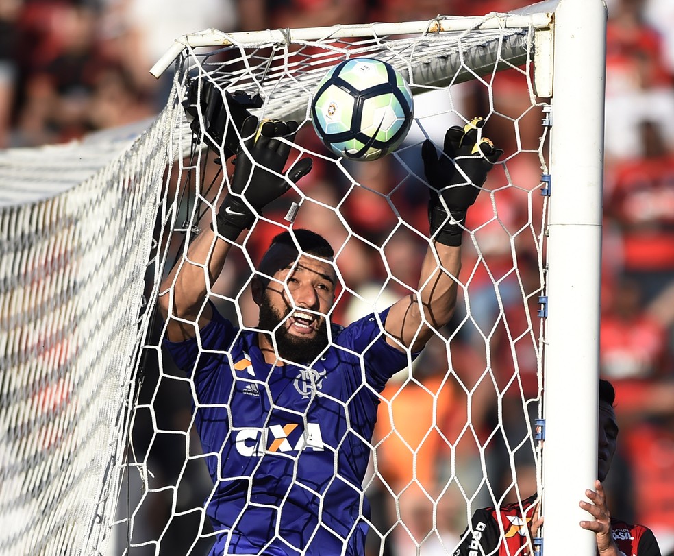 Alex Muralha voltou ao gol do Flamengo neste domingo  (Foto: André Durão)