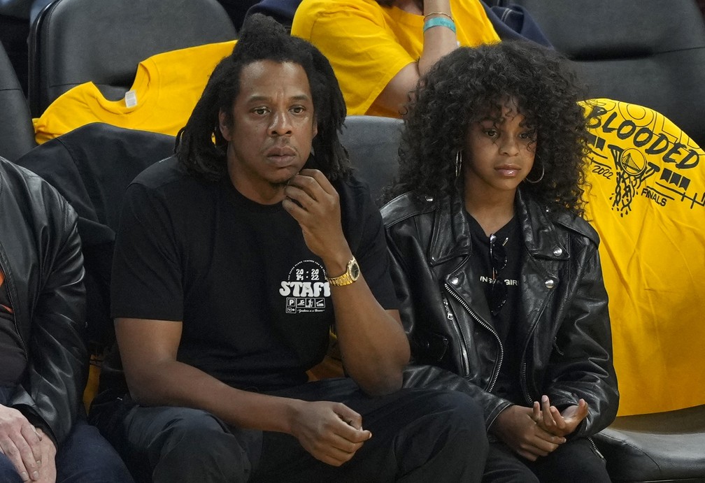 Jay-Z e Blue Ivy assistem a jogo da NBA nesta segunda (13) — Foto: Thearon W. Henderson /Getty Images via AFP