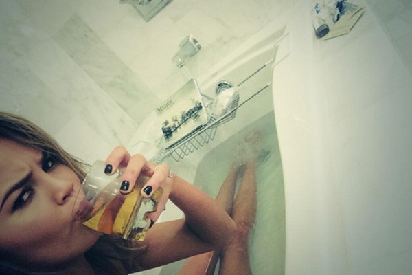 A modelo Chrissy Teigen mostrou que adora relaxar tomando uma bebida na banheira. (Foto: Reprodução/Instagram)
