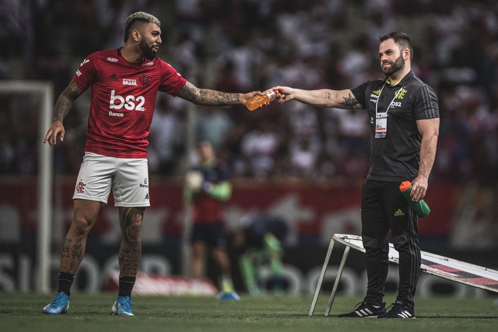Thiago fica no pé dos jogadores na beira do gramado — Foto: Pedro Martins / Foto FC