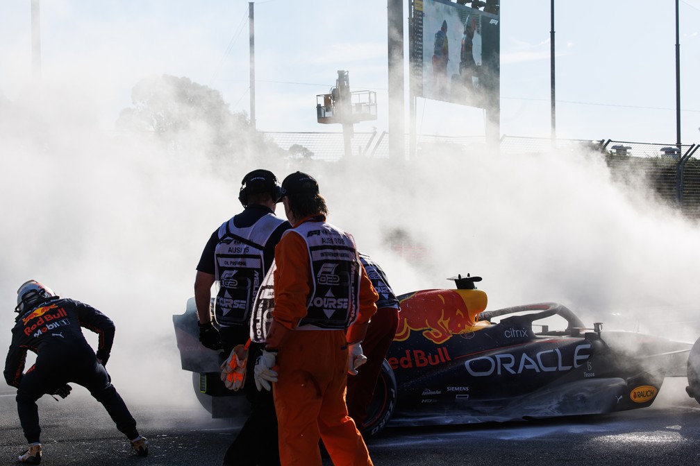 Max Verstappen abandonou o GP da Austrália de 2022 com um problema de motor em seu Red Bull — Foto: TPN/Getty Images