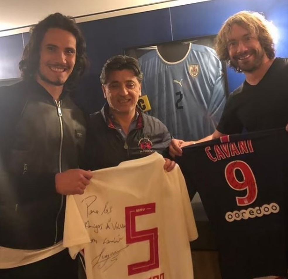Lugano e Cavani trocam camisas do São Paulo e do Paris Saint-Germain  — Foto: Reprodução Instagram