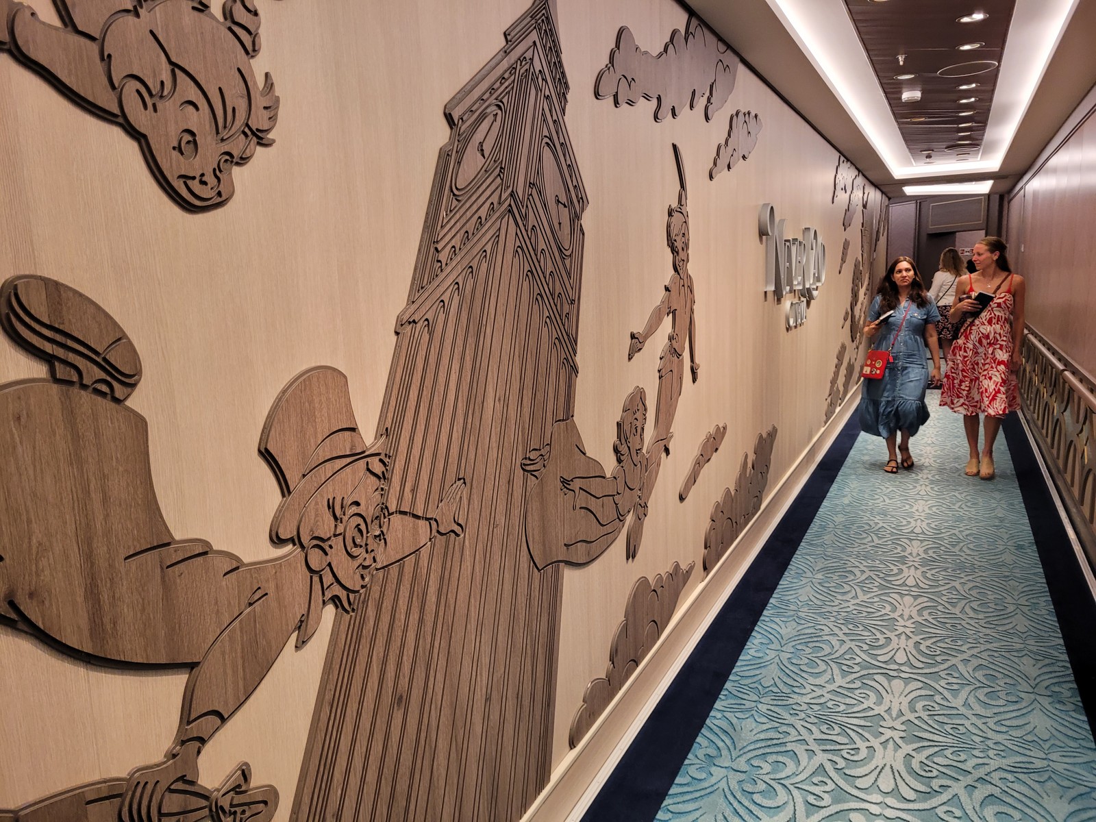 O navio conta com dois cinemas: o Wonderland, inspirado em 'Alice no País das Maravilhas', e o Neverland, em 'Peter Pan'