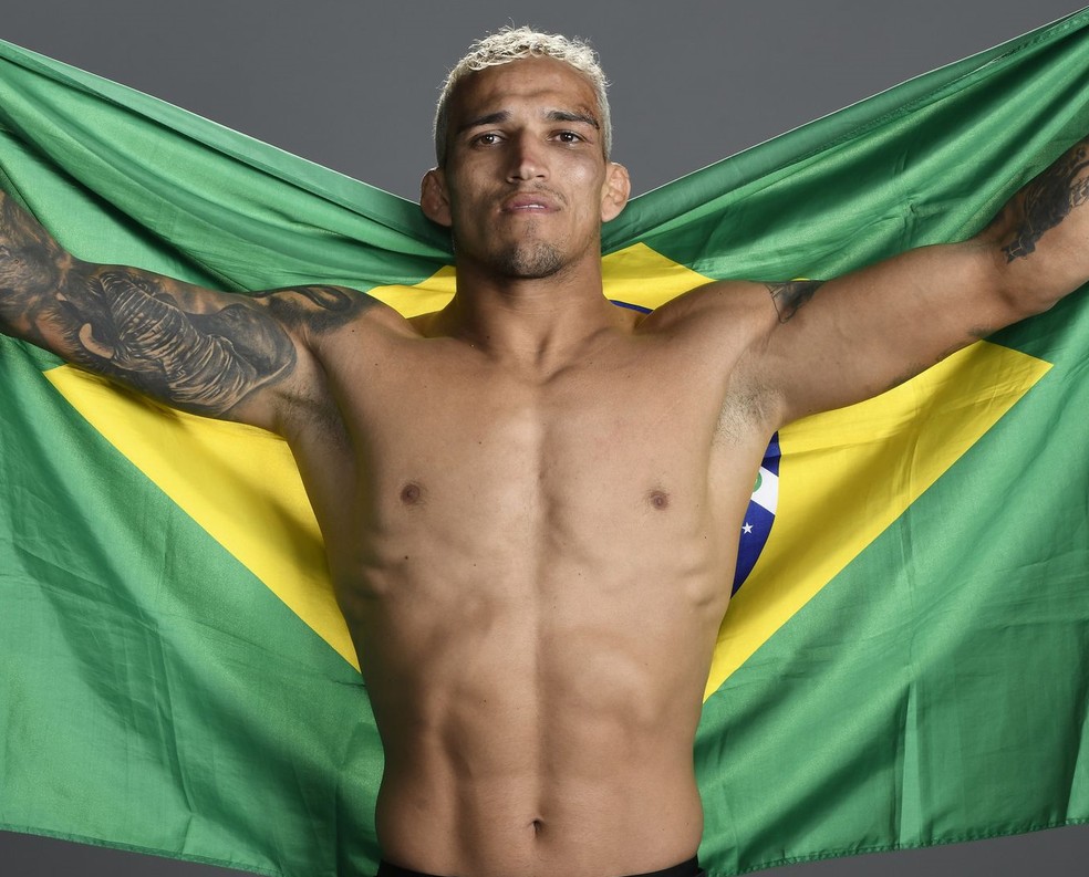 Charles do Bronx irá disputar o cinturão do peso-leve do UFC neste sábado contra Michael Chandler — Foto: UFC