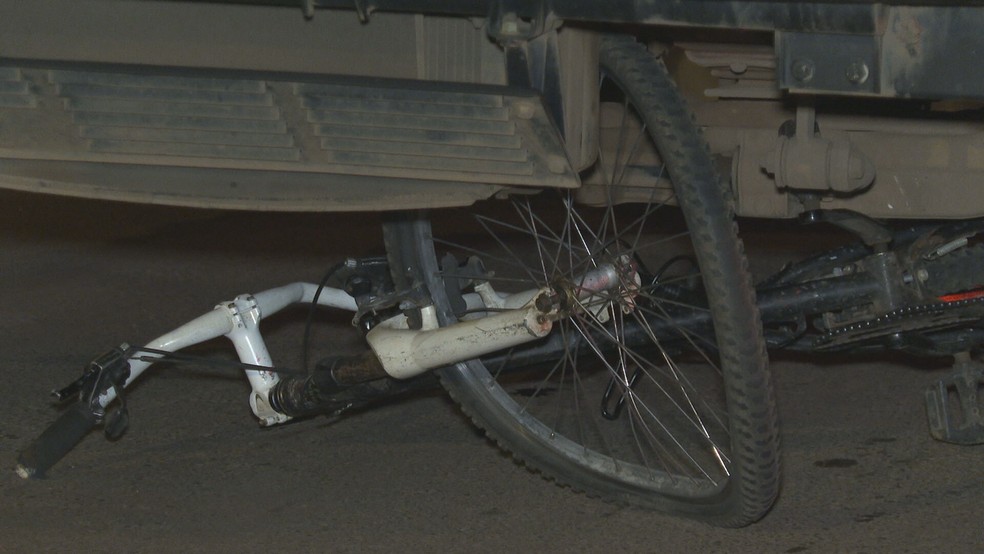 Ciclista morreu após ser atropelado por caminhão de lixo, no DF — Foto: TV Globo/Reprodução