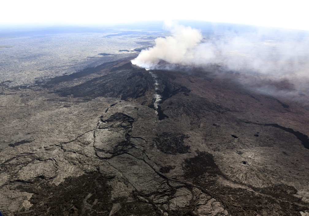 Cinzas do vulcÃ£o Kilauea, no HavaÃ­, sÃ£o vistas nesta quinta-feira (3) (Foto: U.S. Geological Survey via AP)