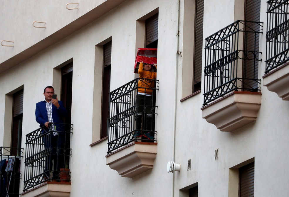Moradores confinados da cidade de Ronda, na Espanha, no dia 5 de abril de 2020 — Foto: Jon Nazca/Reuters