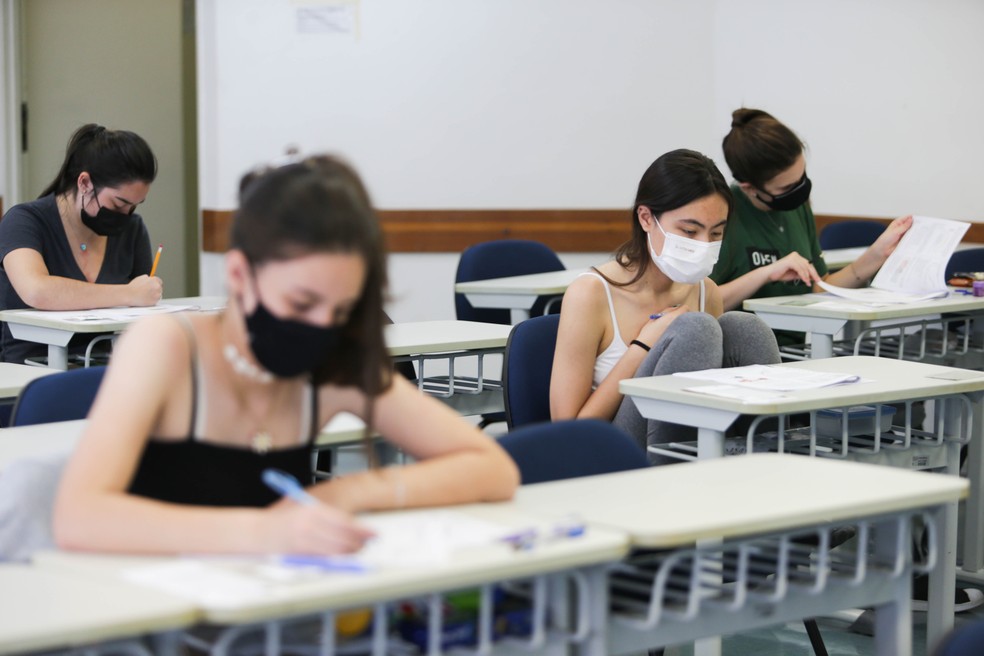 Estudantes realizam prova de primeira fase da Fuvest do vestibular 2022 para concorrer à uma vaga na USP. — Foto: Tiago Queiroz/Estadão Conteúdo