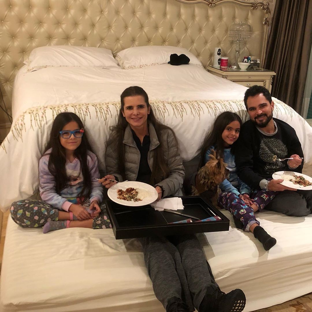 Luciano DiCamargo dá de jantar para as filhas na sua cama de casal (Foto: Reprodução/Instagram)