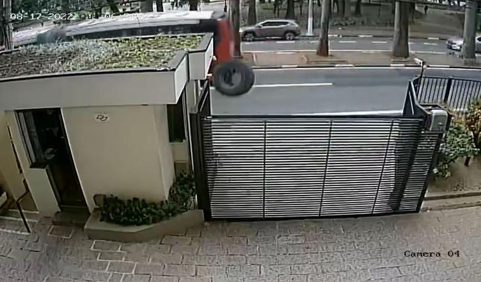 Roda se desprende de ônibus em movimento e acerta mureta de portaria de condomínio em Campinas. — Foto: Reprodução/EPTV