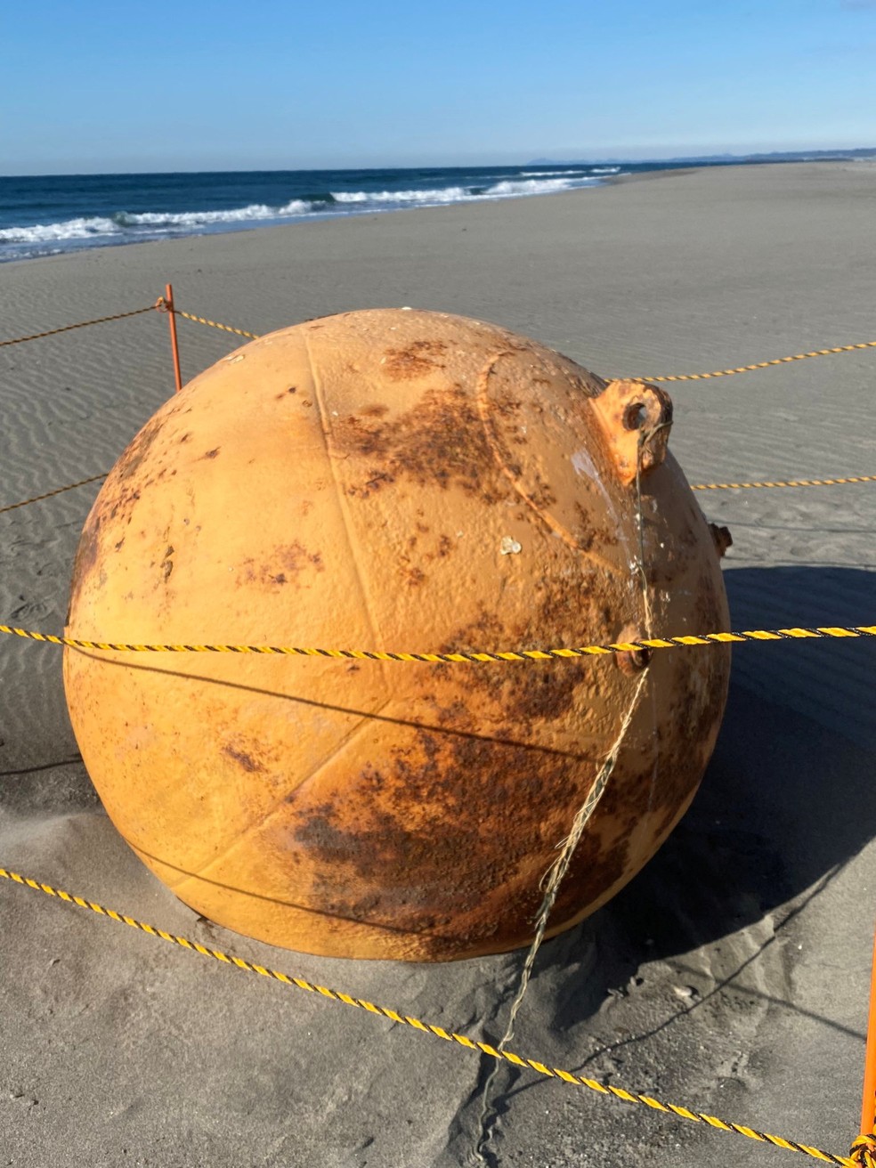 Imagem da esfera na praia de Hamamatsu, no Japão, em 22 de fevereiro de 2023 — Foto: @XMiS10C4M6QthSG via Reuters