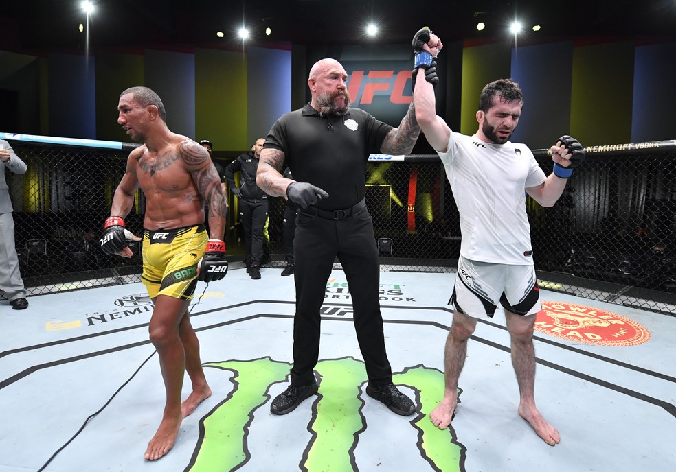 Raoni Barcelos lamenta a derrota para Timur Valiev no UFC Gane x Volkov — Foto: Getty Images