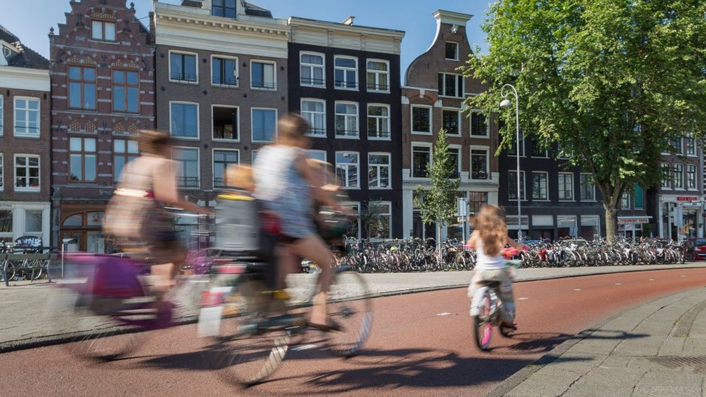 A Holanda oferece pelo menos 16 semanas de licença maternidade obrigatória e totalmente remunerada — e até seis semanas de licença paternidade remunerada — Foto: Buena Vista Images/Getty Images