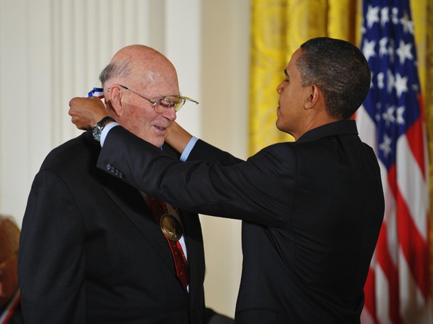 O presidente dos EUA, Barack Obama, entrega a Medalha Nacional da Ciência e a Medalha Nacional de Tecnologia e Inovação a Forrest Bird em 7 de outubro de 2009 (Foto: AFP Photo/Mandel Ngan)