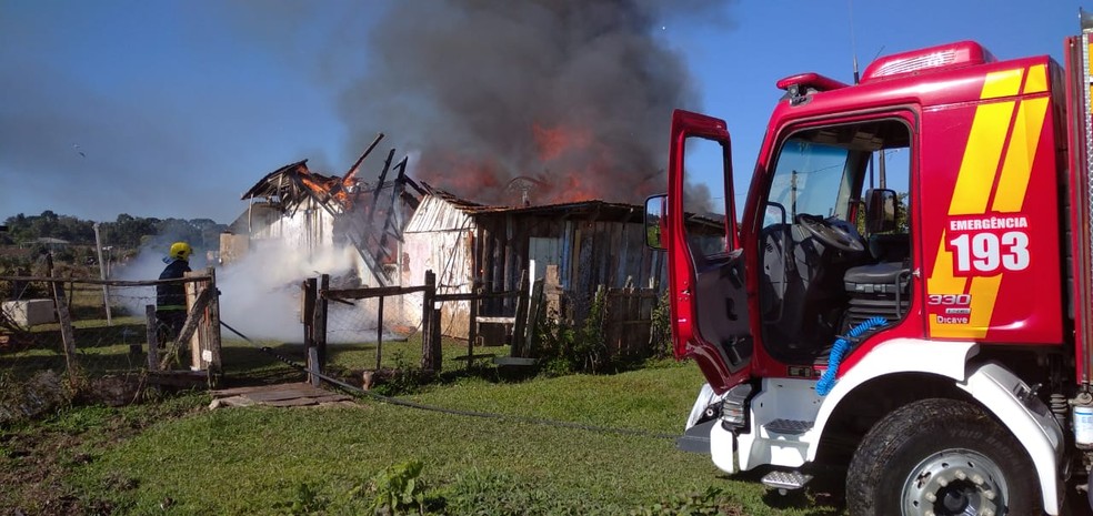 Briga por causa de oração acaba com idoso morto a marteladas e casa incendiada em SC — Foto: Bombeiros Militares/Reprodução