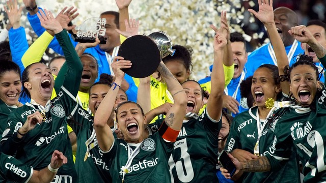 Bia Zaneratto levanta a taa da Libertadores Feminina 