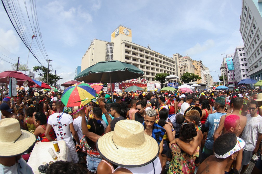 Na esquina da Avenida Guararapes, público se aperta para curtir desfile do Galo da Madrugada — Foto: Marlon Costa/Pernambuco Press