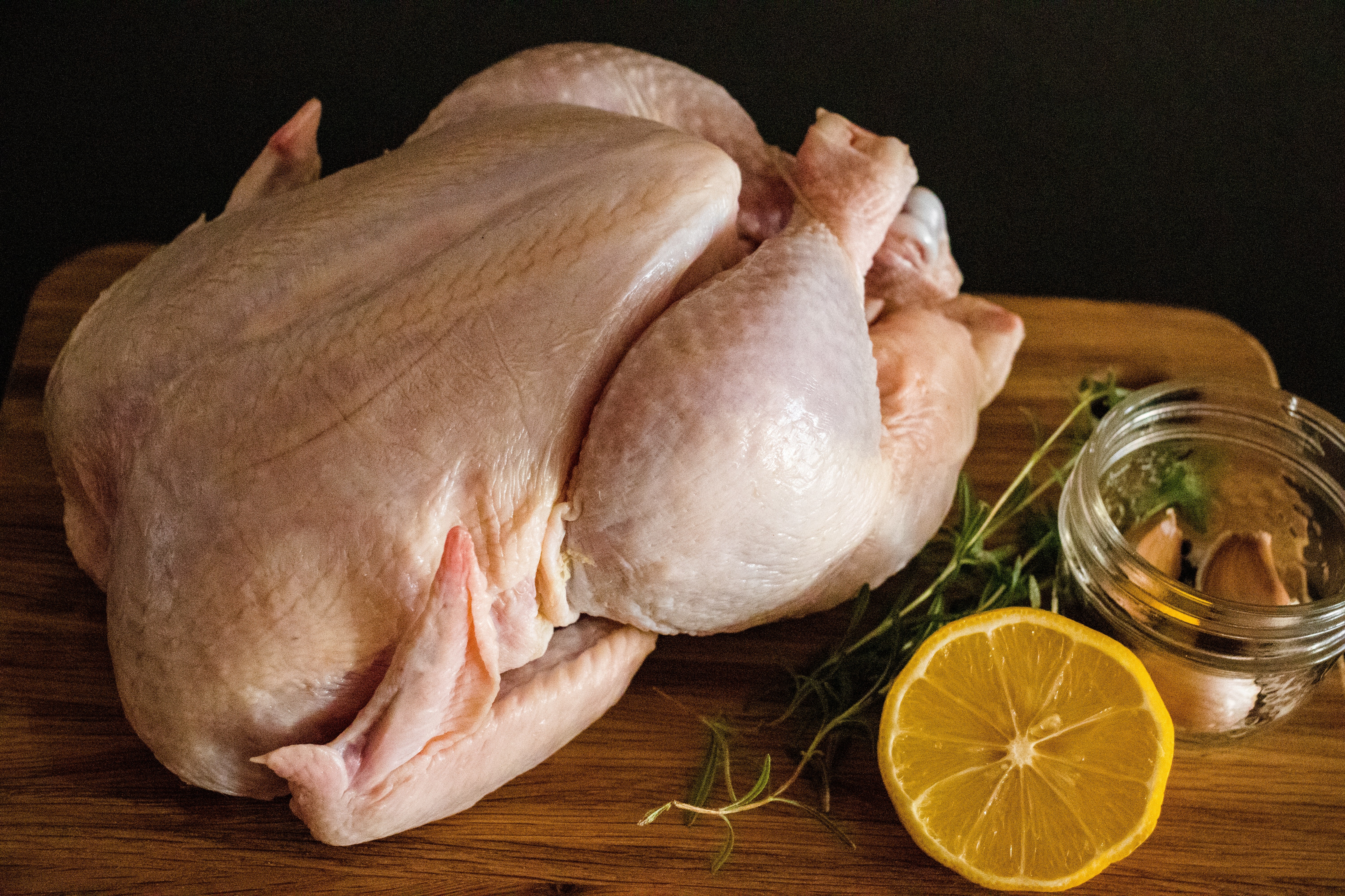 Não lavar e descongelar do jeito certo: podcast dá dicas de como evitar contaminações com o frango