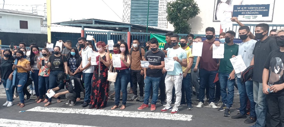 Grupo fez um protesto em frente ao pr&eacute;dio da escola.  &mdash; Foto: Paulo Paix&atilde;o/Rede Amaz&ocirc;nica