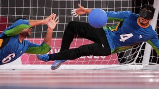 Leomon Moreno e Romario Marques defendem uma bola durante a preliminar do grupo A do futebol de cinco contra os EUA, nos Jogos ParalímpicosAFP