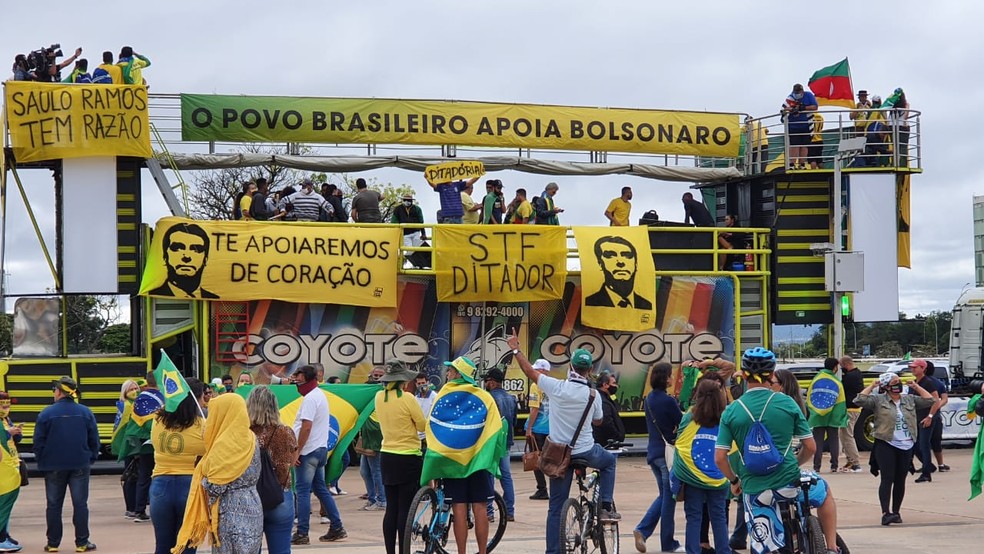 Apoiadores de Jair Bolsonaro fazem ato em apoio ao presidente, em Brasília — Foto: Pedro Borges/TV Globo