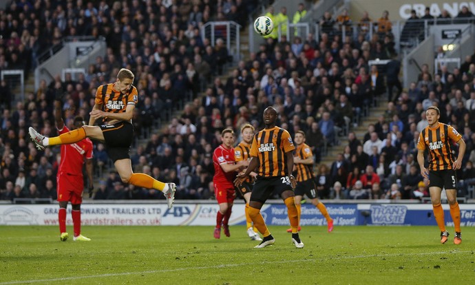 Michael Dawson cabeceia gol Hull City x Liverpool (Foto: Reuters / Lee Smit)