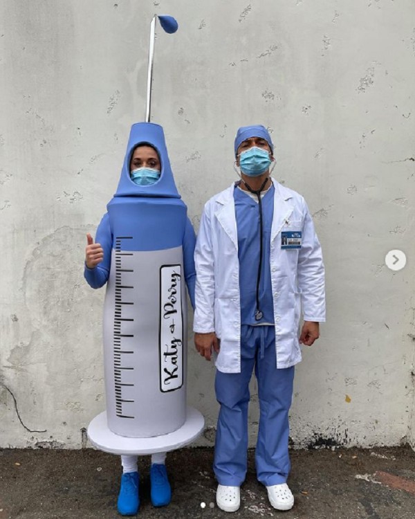Katy Perry e Orlando Bloom fantasiados de seringa e médico para o Halloween de 2021 (Foto: Instagram)