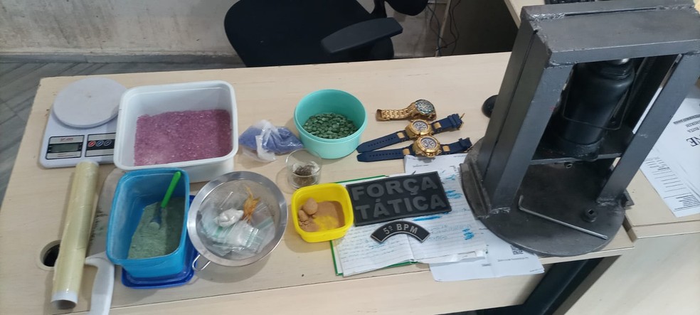 Segundo a PM laboratório funcionava dentro de casa no bairro Alecrim, em Natal — Foto: PM/Cedida