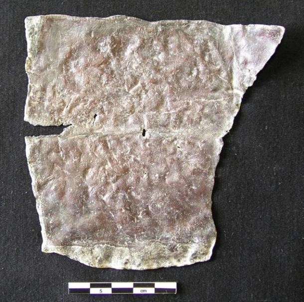 Uma das tábuas encontradas em Cerâmico (Foto: Instituto Arqueológico Alemão)