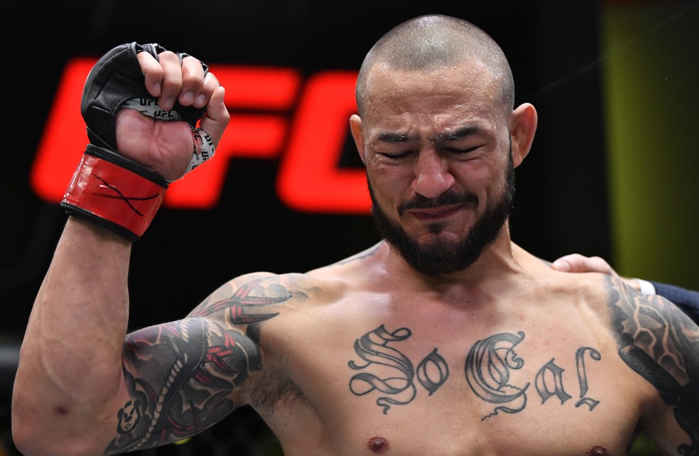 Cub Swanson emocionou-se após a vitória sobre Darren Elkins no UFC Lewis x Daukaus — Foto: Getty Images