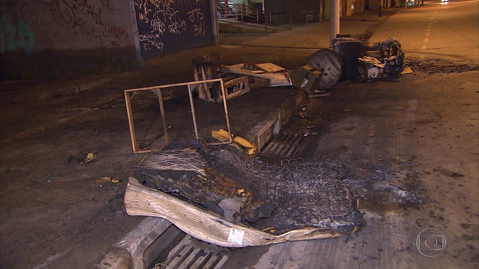 Moradores protestam para chamar atenção sobre alagamentos em BH. (Foto: Reprodução/TV Globo)
