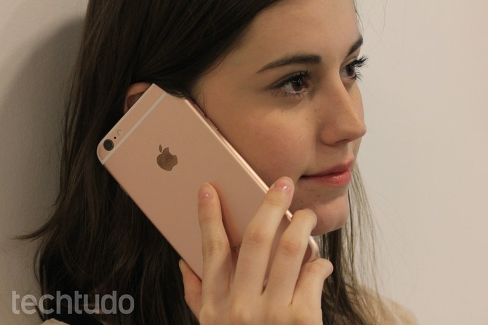 Falando no iPhone 6S Plus rosa (Foto: Lucas Mendes/TechTudo)