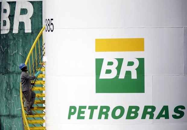 Trabalhador pinta tanque da Petrobras em Brasília (Foto: REUTERS/Ueslei Marcelino/File Photo)