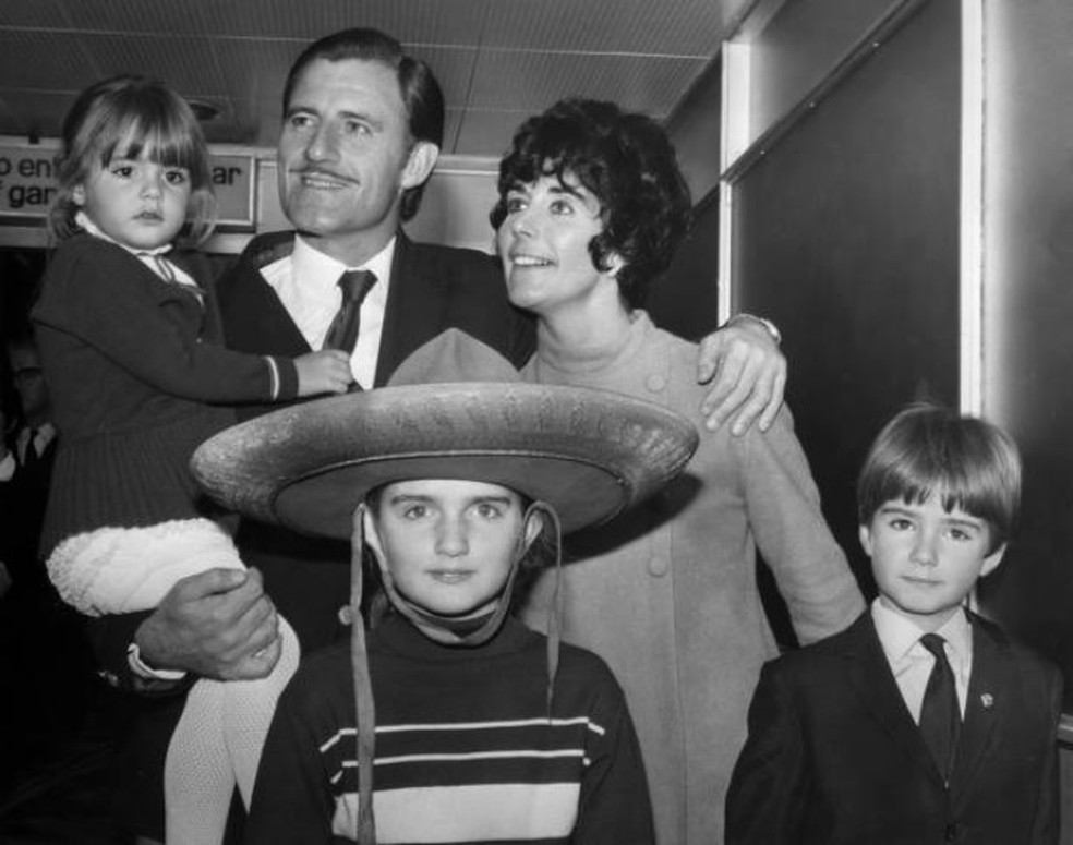 Graham Hill com esposa e filhos, inclusive o futuro campeão mundial Damon, à direita — Foto: Getty Images