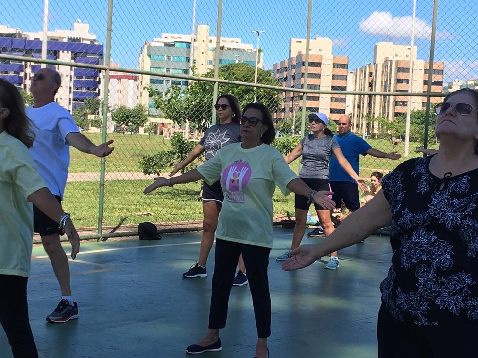 Mulheres realizam meditação em evento mundial contra endometriose no DF — Foto: SBRA/Divulgação