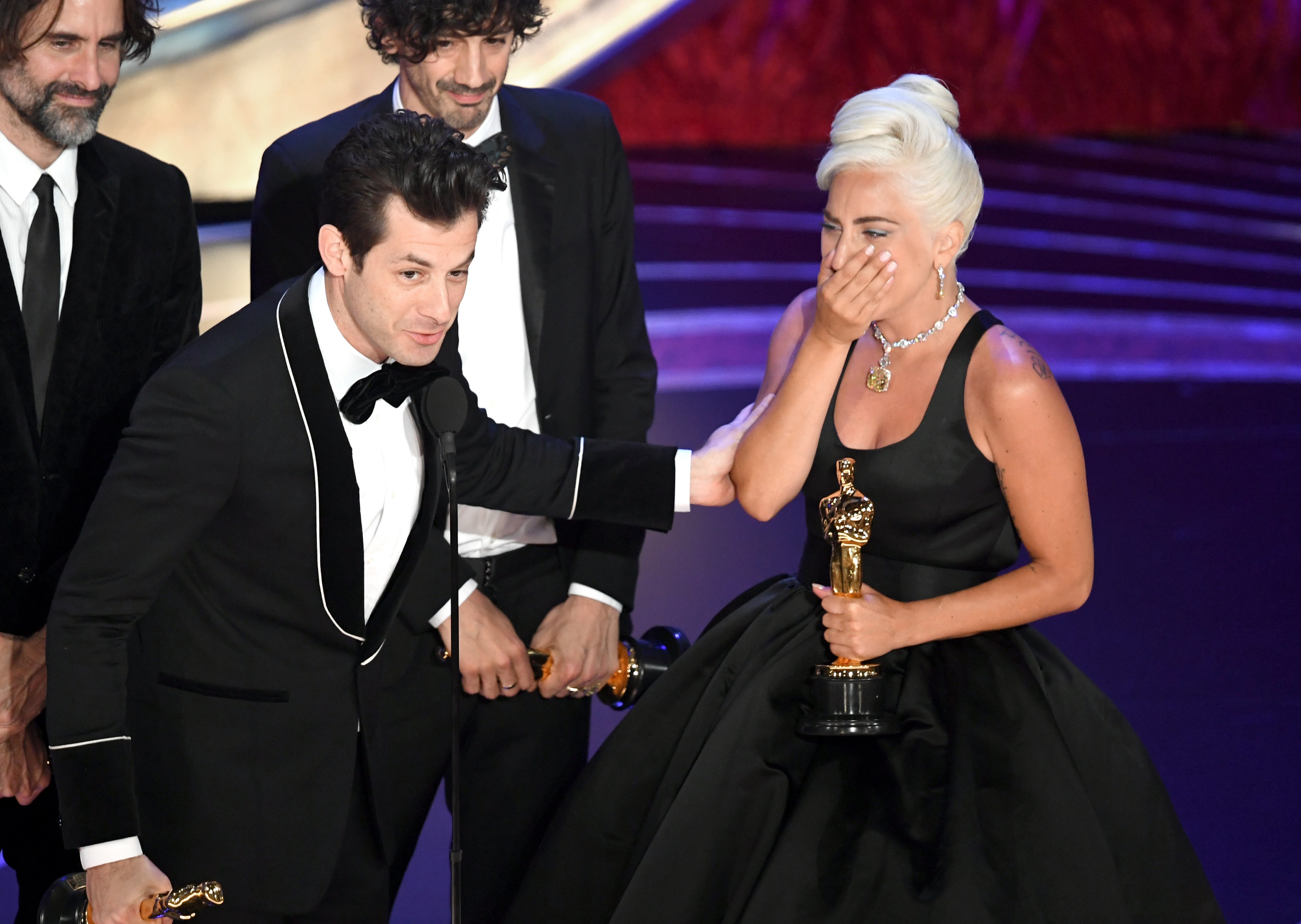 Mark Ronson e Lady Gaga no palco recebendo o Oscar pela canção 