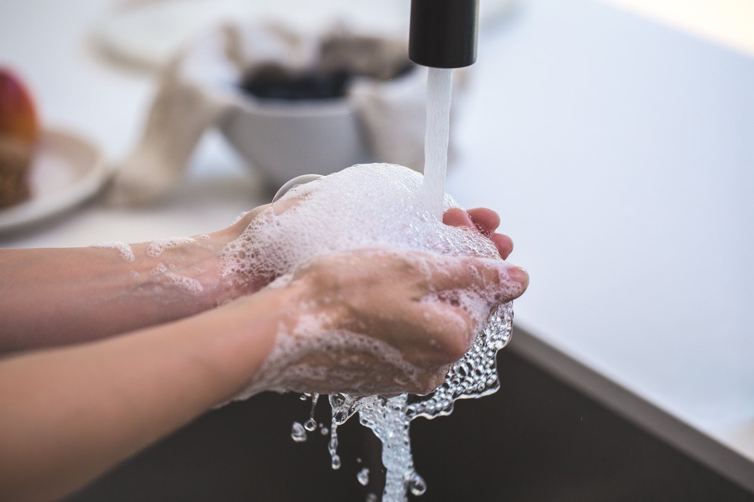 É importante higienizar as mãos constantemente (Foto: Pexels / Burst / CreativeCommons)