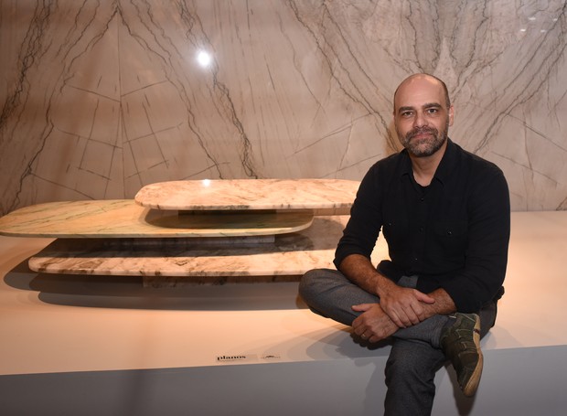 Leonardo Lattavo ao lado da mesa de centro Planos desenhada junto com Pedro Moog e executada em parceria com a PBA Stones (Foto: Divulgação)