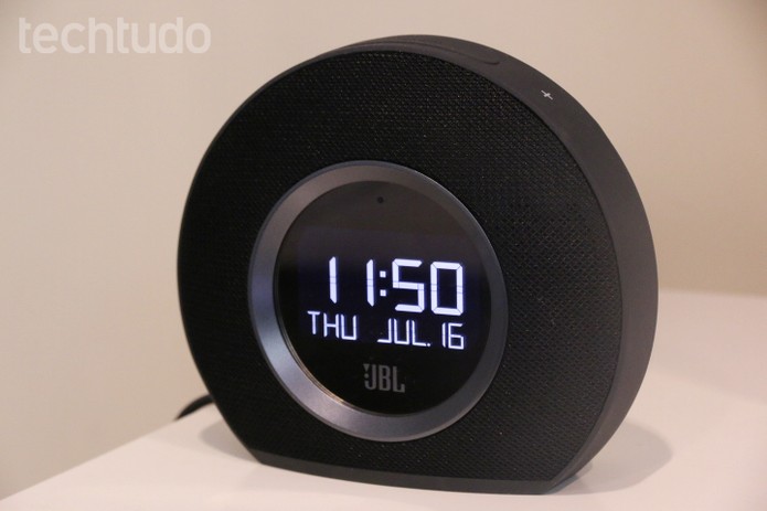 Caixa de som da JBL Horizon tem alarme, relógio e mais (Foto: Tainah Tavares/TechTudo)