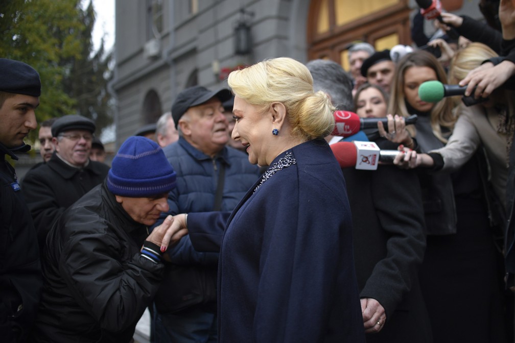 Ex-primeira-ministra da Romênia e candidata a presidente, Viorica Dancila é recebida por apoiadores em Bucareste neste domingo (24) — Foto: Andreea Alexandru/AP Photo